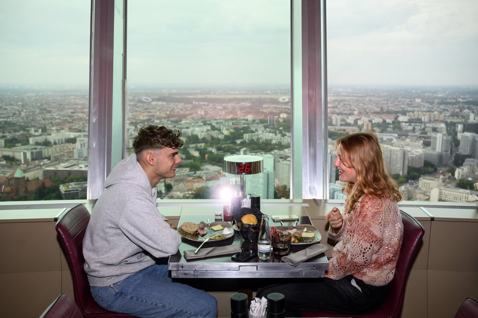 Gäste genießen den Ausblick über Berlin und speisen dabei.