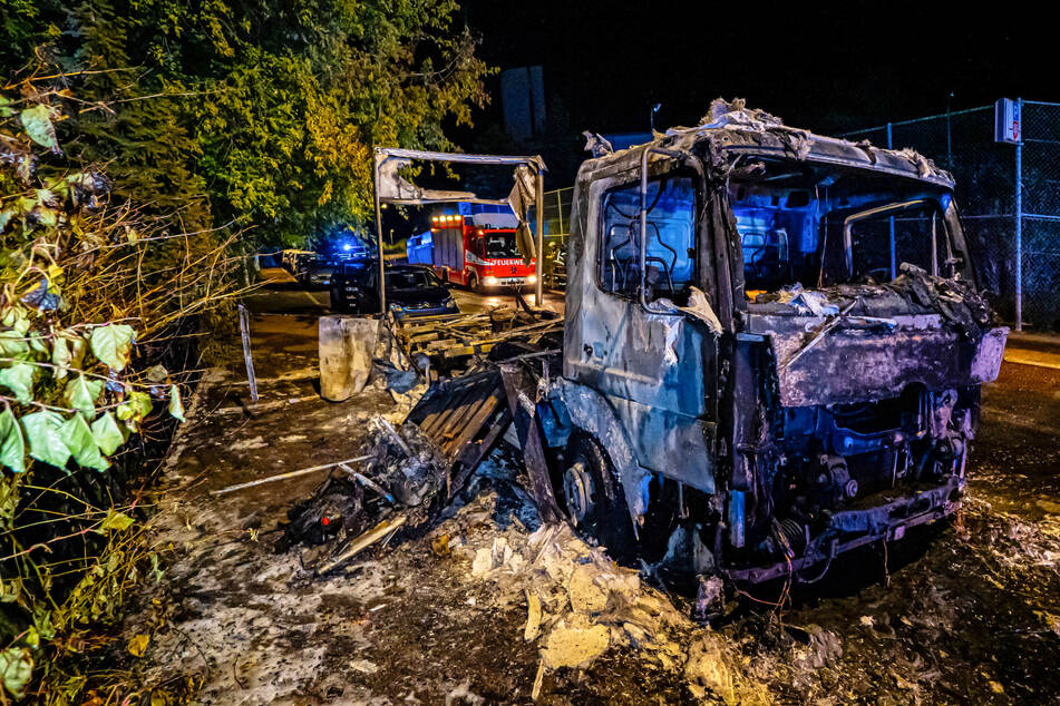 Der Lkw brannte vollständig aus.