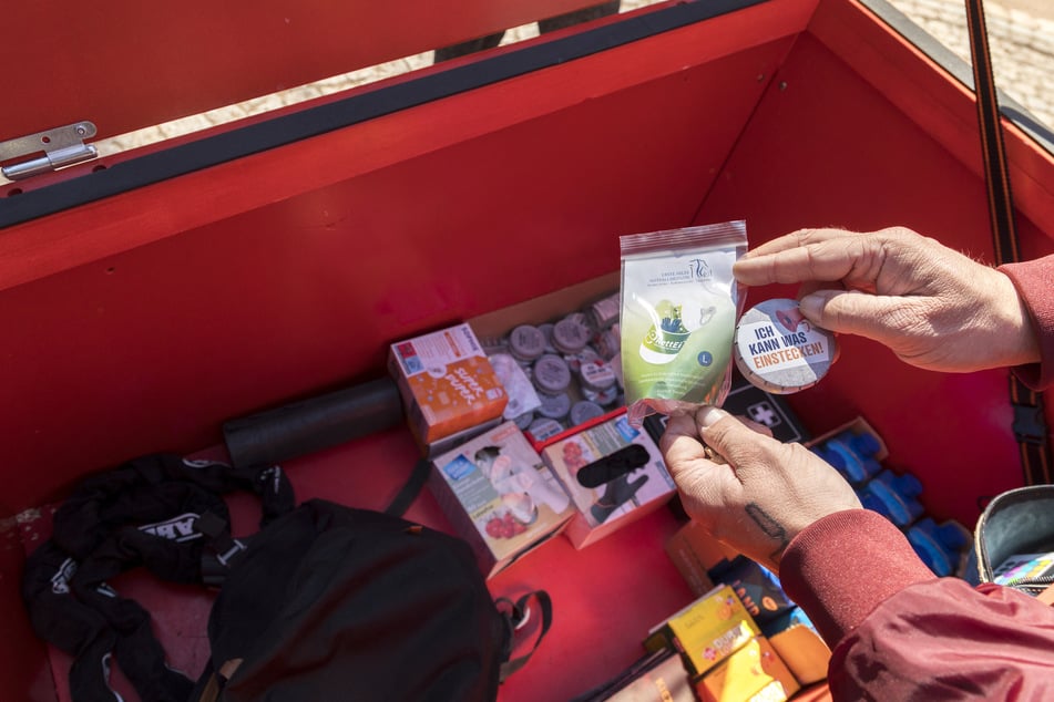Das Lastenrad transportiert Wasser, Traubenzucker, sogar Beatmungstücher für den Notfall.