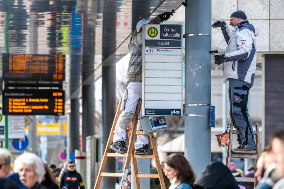 Handwerker der Firma Rico Lieder grundieren die Säulen an den Bahnsteigen der Zentralhaltestelle Chemnitz.