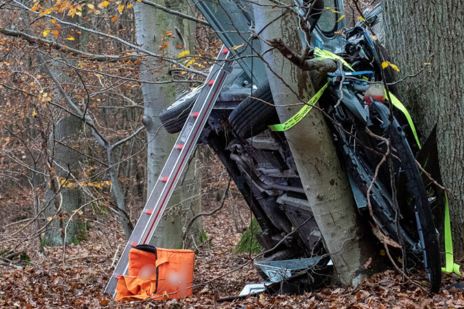 Kurioser Unfall: Auto bleibt kurz vor Überschlag zwischen Bäumen stecken