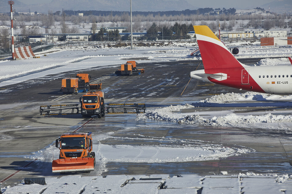Flughafen Madrid-Barajas Adolfo Suarez in Madrid: Flugreisende aus Großbritannien, das ebenfalls eine ansteckendere Variante des Virus Sars-CoV-2 aufweist, lässt Spanien bereits seit dem 22. Dezember bis auf wenige Ausnahmen nicht mehr ins Land.