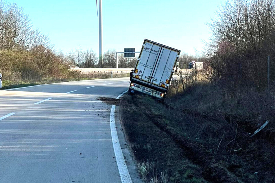 Während der Lkw-Fahrer schlief, ist sein Lastwagen noch mehrere Meter auf dem Grünstreifen weitergefahren.