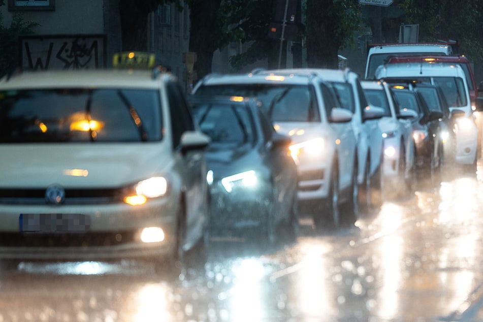 Am Mittwoch und Donnerstag kann es in Hessen zu Gewittern mit Starkregen kommen, punktuell sind laut Deutschen Wetterdienst auch Unwetter möglich. (Symbolbild)