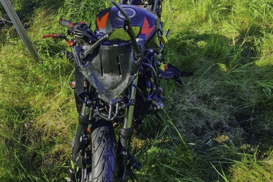 Unfall A5: Ohne Helm und mit Gipsarm: Motorradfahrer (†20) stirbt bei Unfall auf der A5