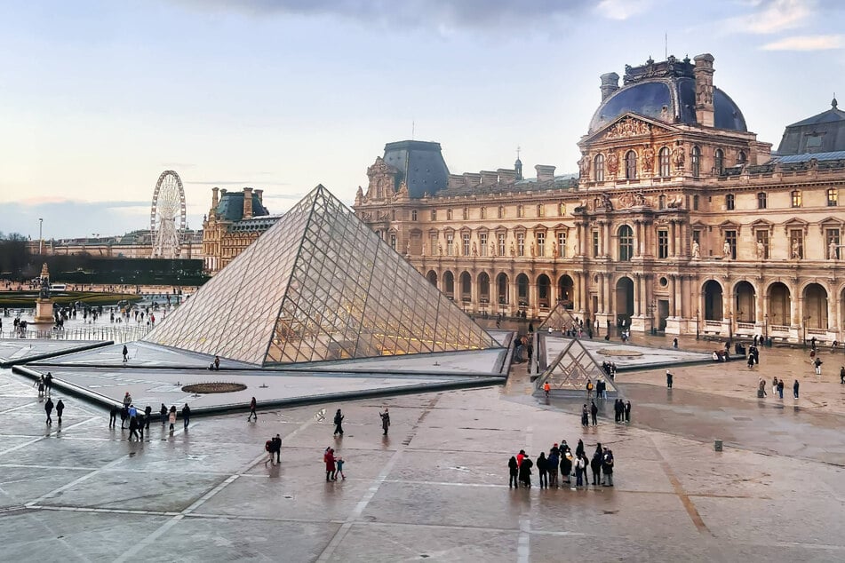 Die Pyramide des Kunstmuseums Louvre.