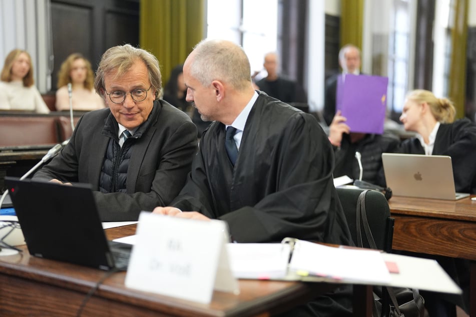 Der angeklagte Familienanwalt der Block-Familie, Dr. Andreas C., mit seinem Anwalt Dr. Marko Voß (r.).