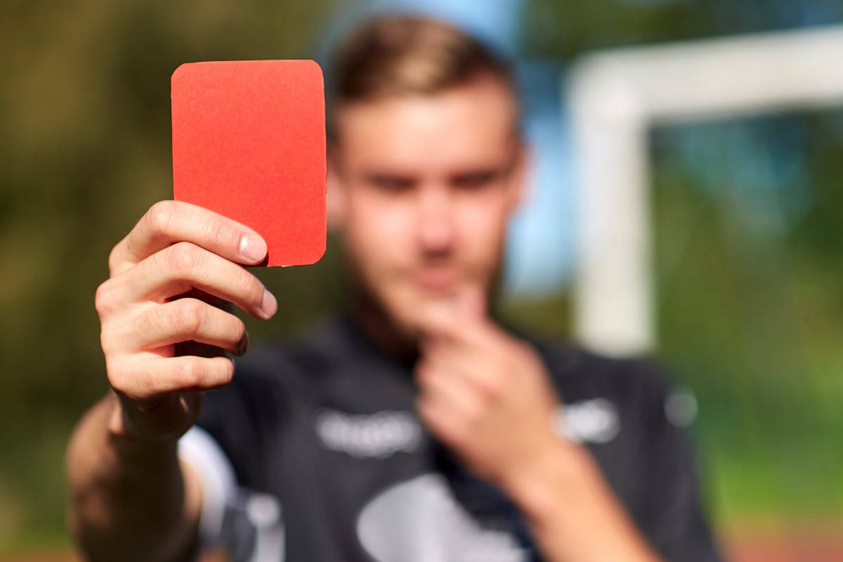 Weil er eine Rote Karte gesehen hat, ist ein 22-Jähriger in Brandenburg bei einem Pokalspiel vollkommen ausgerastet. (Symbolfoto)
