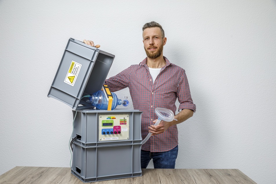 Elektromeister Dirk Schulze (35) hat aus Euroboxen, einem Spanngurt und einem Getriebemotor aus dem Modellbau ein Beatmungsgerät entwickelt.