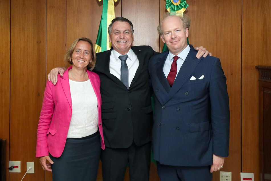 Beatrix von Storch (50, l.), stellvertretende AfD-Vorsitzende, Jair Bolsonaro (66, M), Präsident von Brasilien, und Sven von Storch (51, r.), Ehemann von Beatrix, stehen im Präsidentenpalast zusammen.