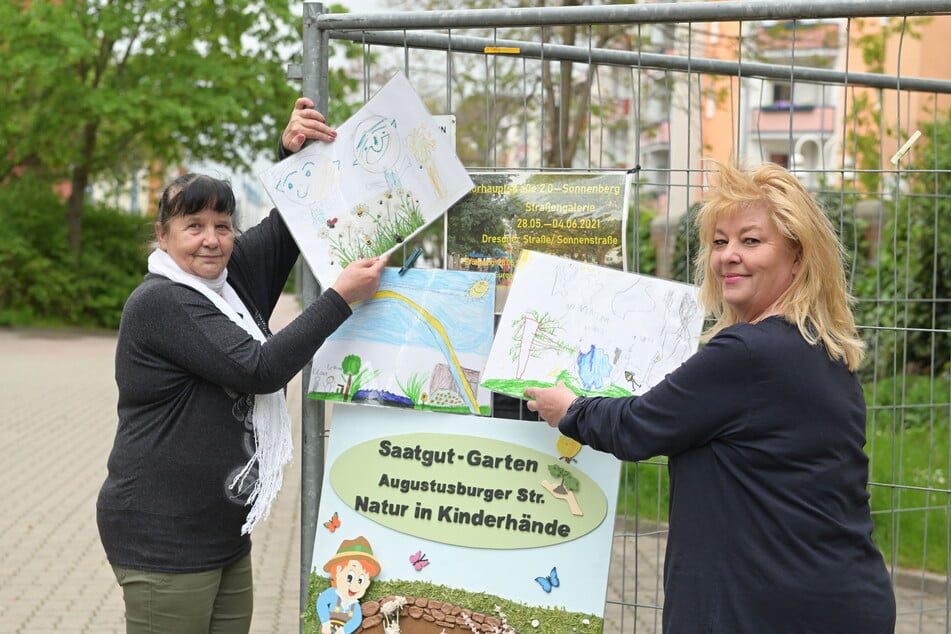 Gudrun Srednicki (60, l.) und Ina Schneider von der Caritas-Tagesgruppe "Leuchtturm" präsentieren Kinder-Kunst.