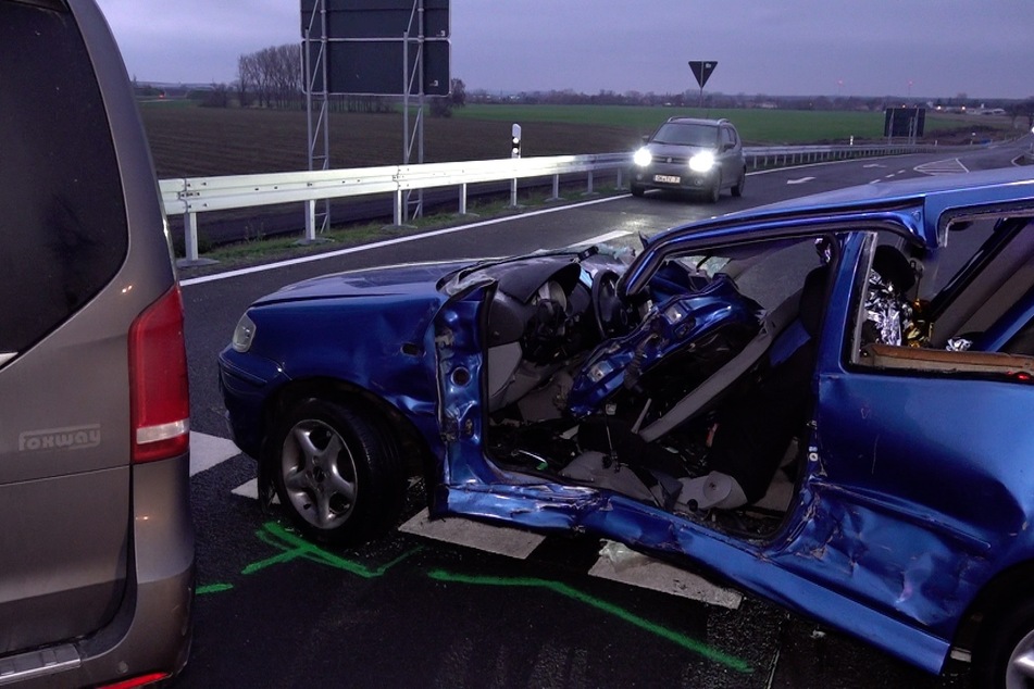 Heftiger Unfall auf B71: Feuerwehr muss Insassen aus Unfall-Wrack befreien