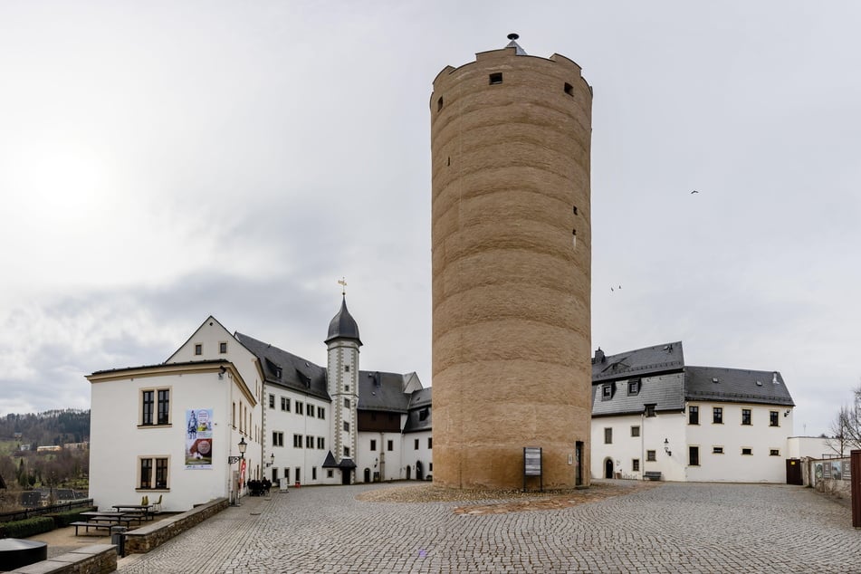 Der Dicke Heinrich in Schloss Wildeck ist schon mehrere Hundert Jahre alt.