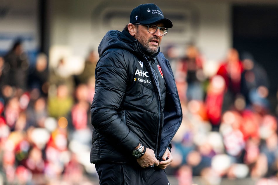 Ein gebrauchter Arbeitstag für Cottbus-Chefcoach Claus-Dieter Wollitz (59), dessen Mannschaft sich in Saarbrücken mit 1:2 geschlagen geben musste. (Archivbild)