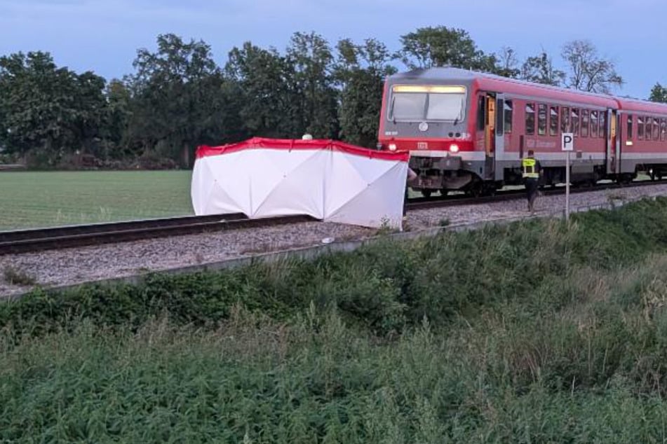 Nahe Karpfhamer Volksfest: Junger Mann (†23) von Zug erfasst und tödlich verletzt