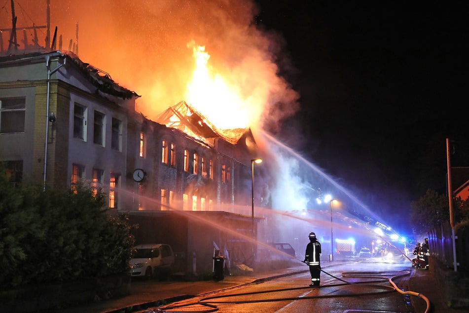 Wegen des Feuerwehreinsatzes musste die Hauptstraße in Oelsa zeitweise gesperrt werden.