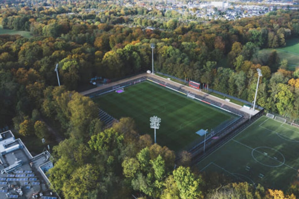 Der Trainingsplatz 3 neben dem Franz-Kremer-Stadion soll abgerissen und an seiner Stelle das neue Leistungszentrum errichtet werden.