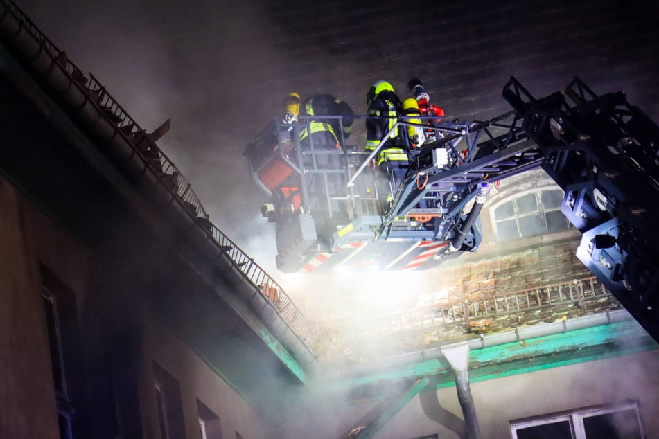 Wegen Einsturzgefahr konnte die Feuerwehr nur von außen löschen.