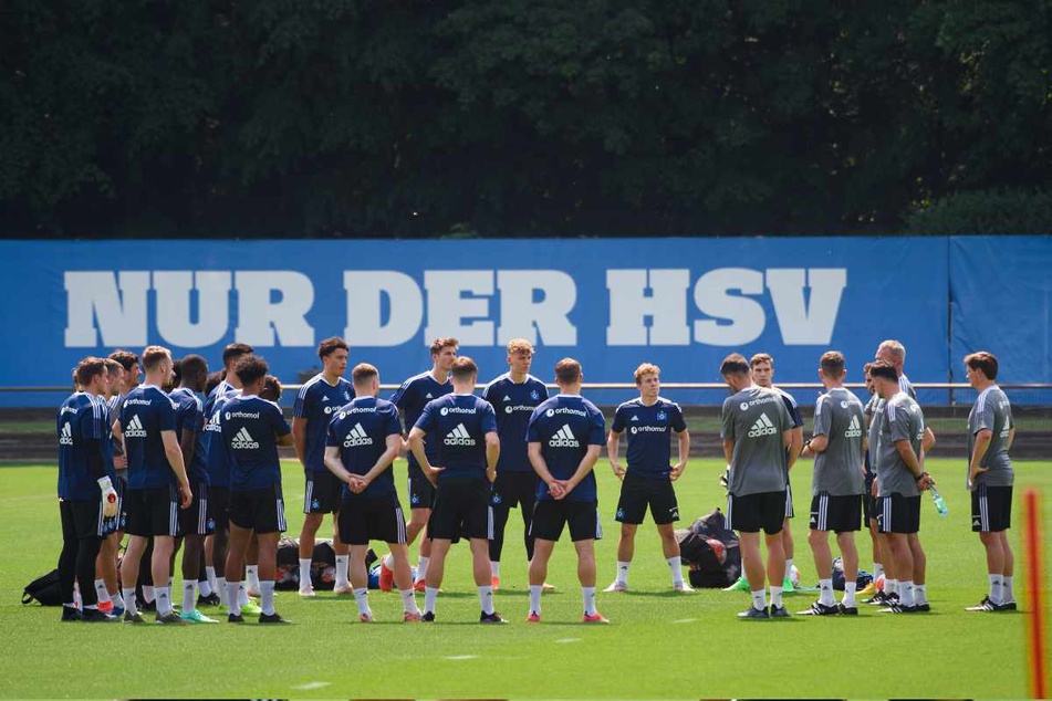 In großer Runde lauscht die Mannschaft den Worten seines Trainers.