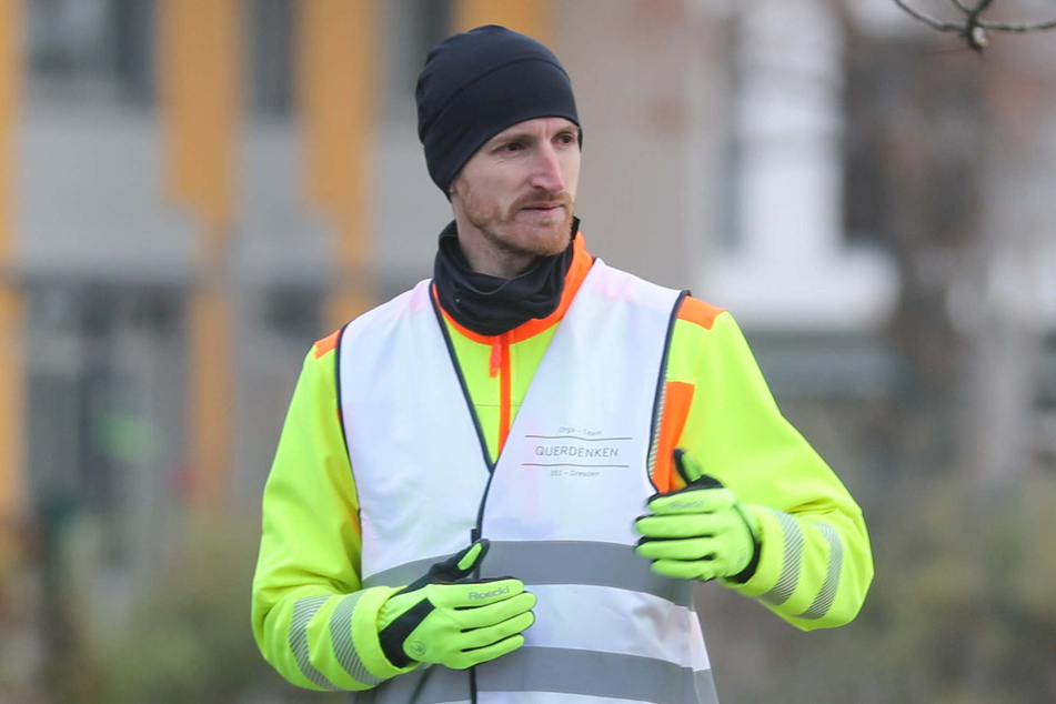 Querdenken-Kopf Marcus Fuchs (36) trug bei der "Querdenker"-Demo am Samstag in Dresden wenig zur Demobilisierung bei. (Archivbild)