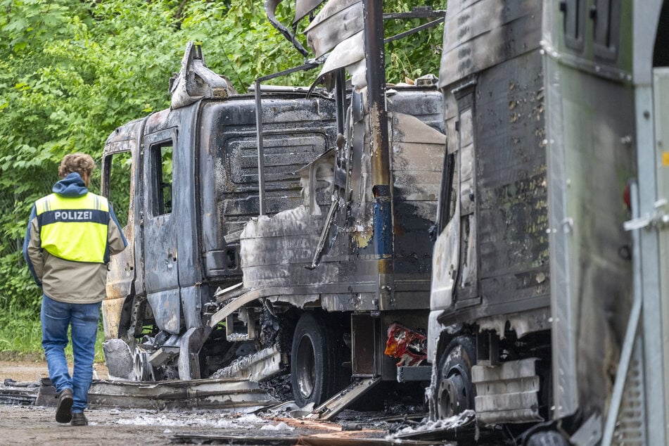 Kaputte Fahrzeuge der Polizei nach einem mutmaßlichen Brandanschlag auf die Polizei-Reiterstaffel in München.