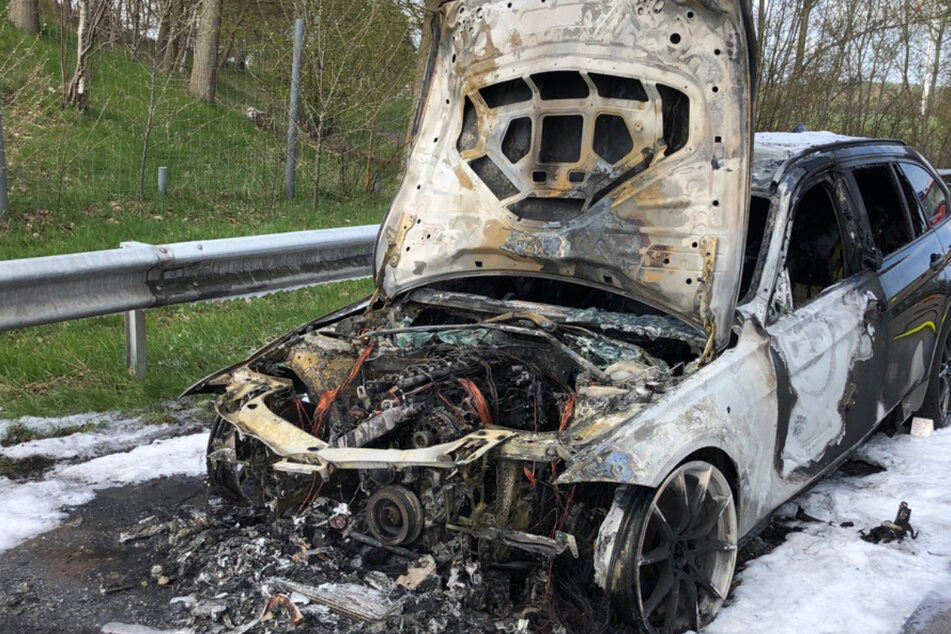 Mann fährt mit 200 Sachen, plötzlich schlagen Flammen aus dem Motor