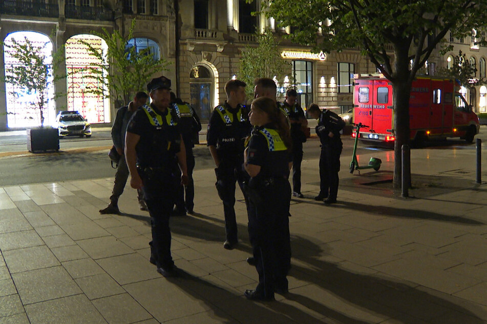 Polizisten stehen nach der Schlägerei am Jungfernstieg.
