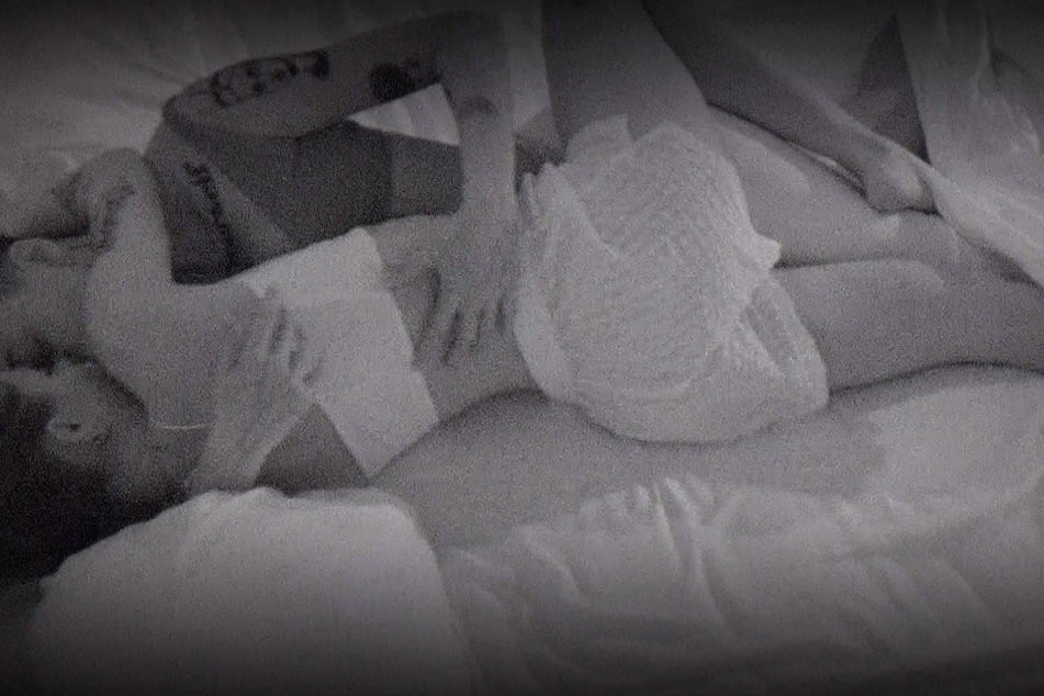 Alia (26) und Chantal (25) können in der Nacht nicht die Finger voneinander lassen.