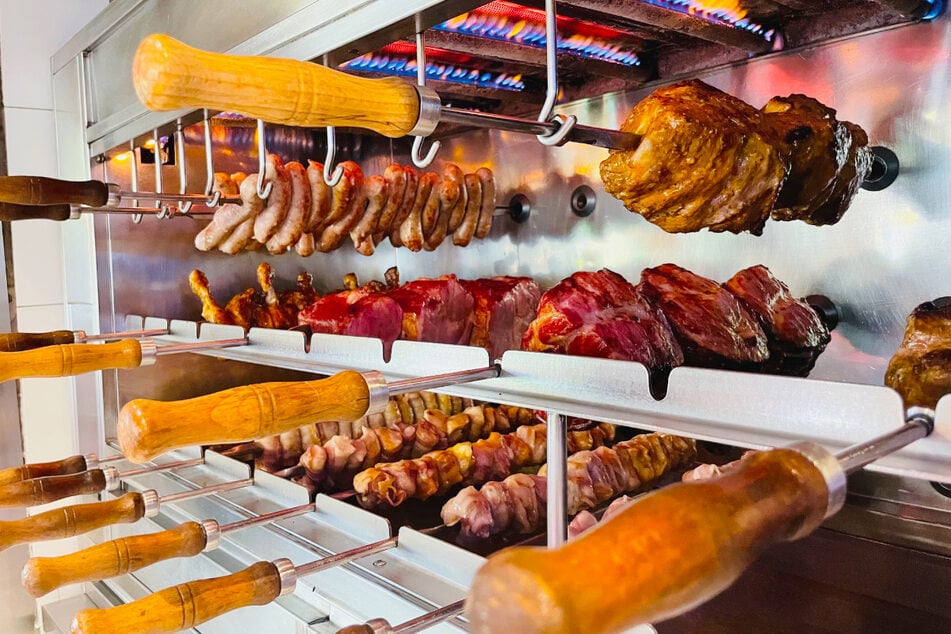 Bei der Spezialität Rodizio – All you can eat gibt's Fleischspieße, Beilagen und Salat bis Ihr nicht mehr könnt.