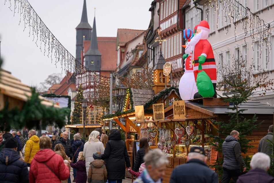 Mehrere Besucher des Weihnachtsmarktes meldeten den auffälligen Mann der Polizei.