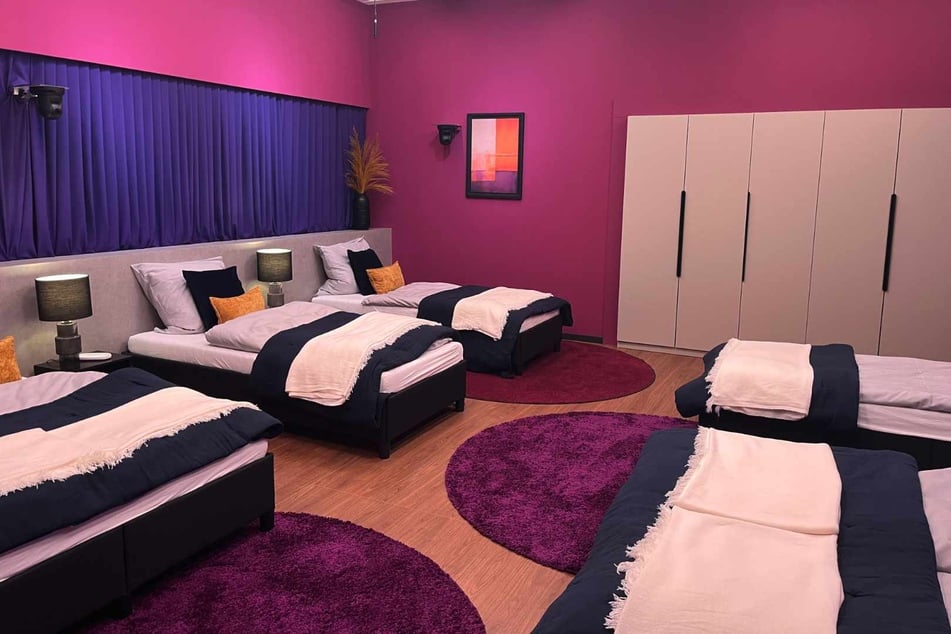 Statt Schlafsack und Feldbett warten im Luxushaus kuschelige Betten auf die Bewohner.