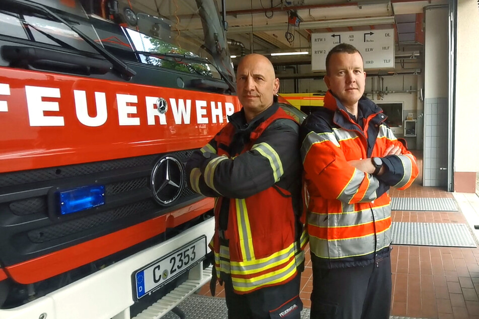 Die zwei der Hauptprotagonisten der Serie über die Chemnitzer Feuer- und Rettungswache 2: Gruppenführer Thomas Richter (l.) und Rettungssanitäter/Brandmeister Steven Müller.