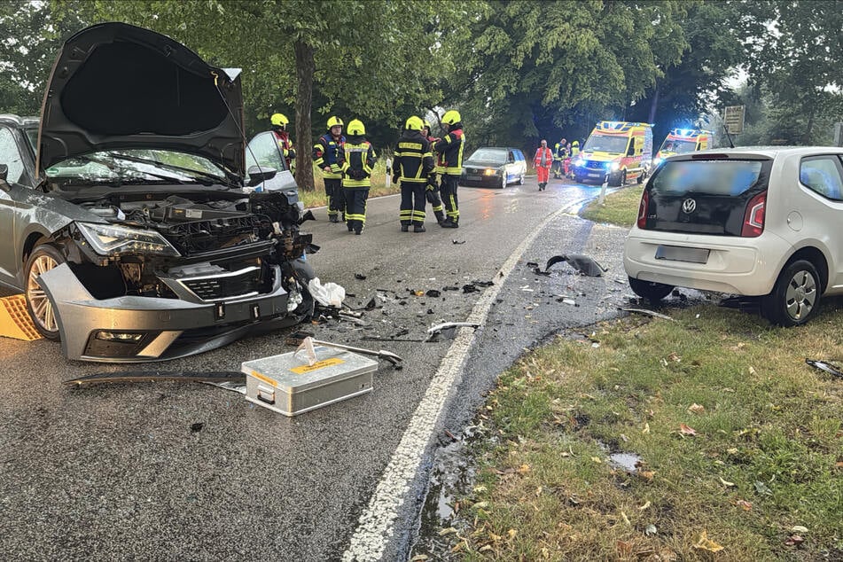 Die beiden Autos krachten frontal ineinander.