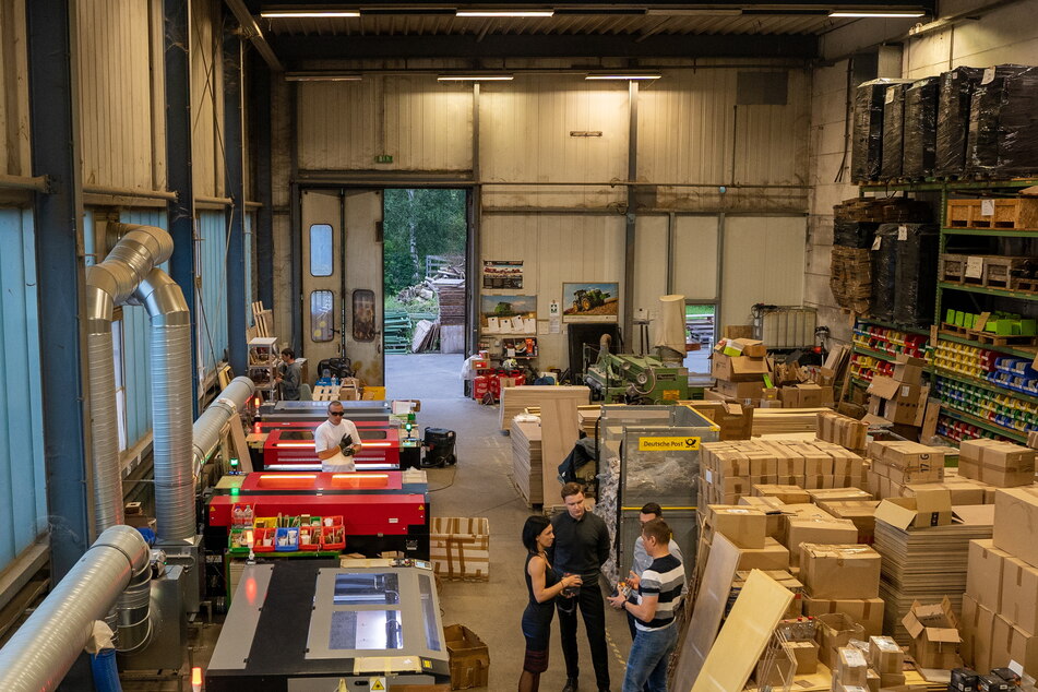 Birkenholz-Platten und Spielzeuge stapeln sich in der Produktionshalle bei Leipzig.