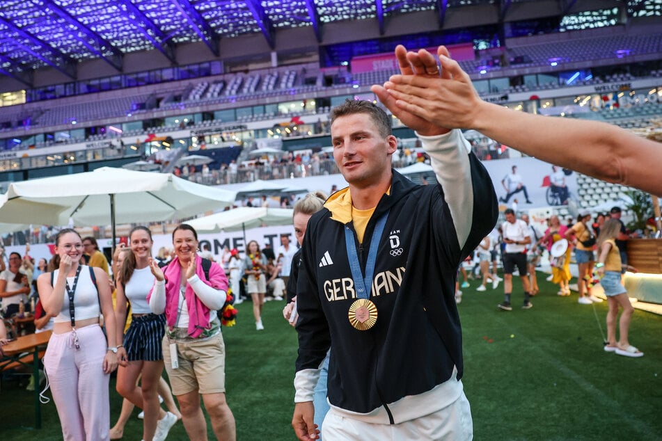 Der gebürtige Dresdner Tom Liebscher-Lucz (31) hat bei den Olympischen Spielen in Paris die Goldmedaille im Kajak-Zweier gewonnen.