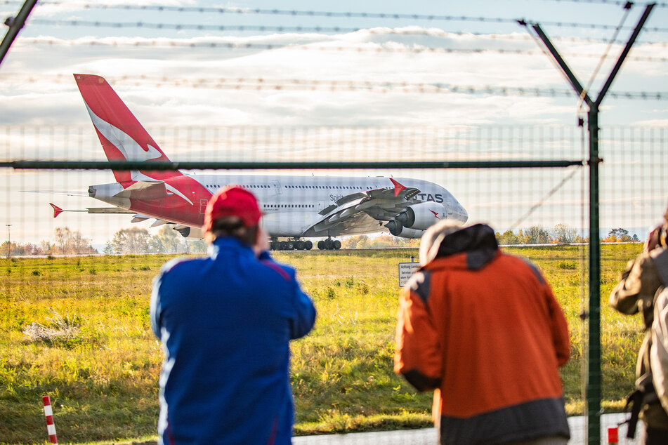 Zur Landung kamen viele Flugzeug-Fans an den Airport.