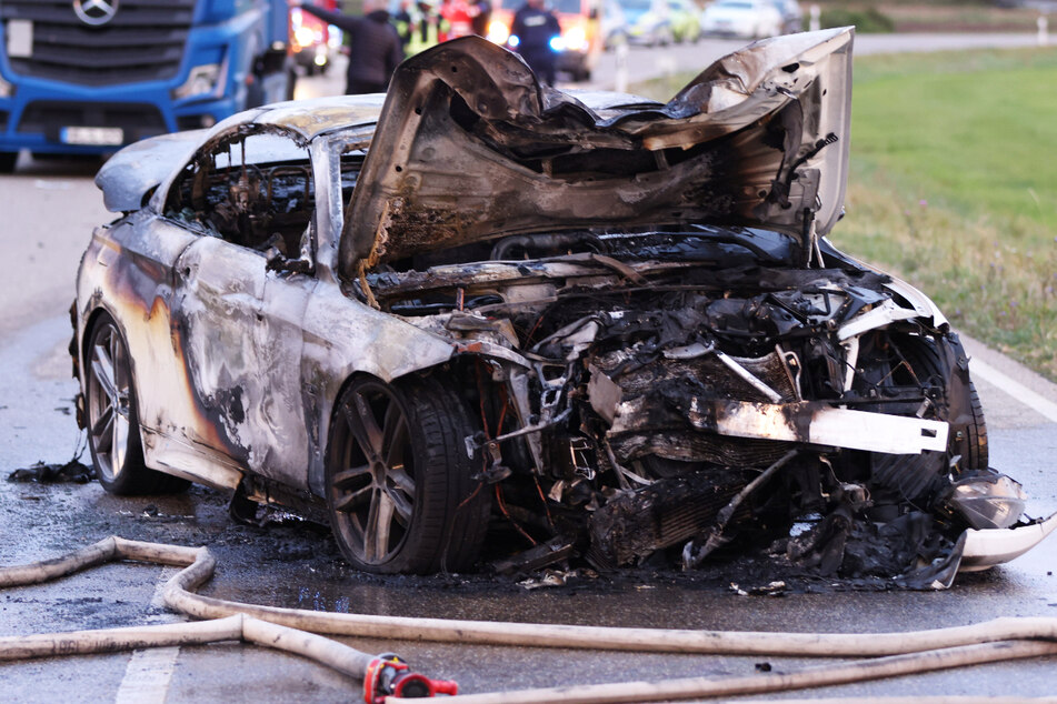 Der BMW des 19 Jahre alten Fahrers ist nach dem Zusammenstoß mit dem Motorrad auf der B466 in Bayern ausgebrannt.