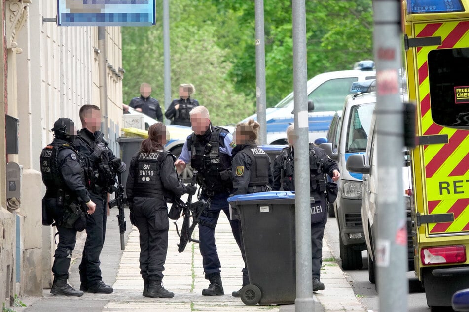 Ein Großaufgebot der Polizei am Mittwochmittag in der Chemnitzer Kanalstraße.