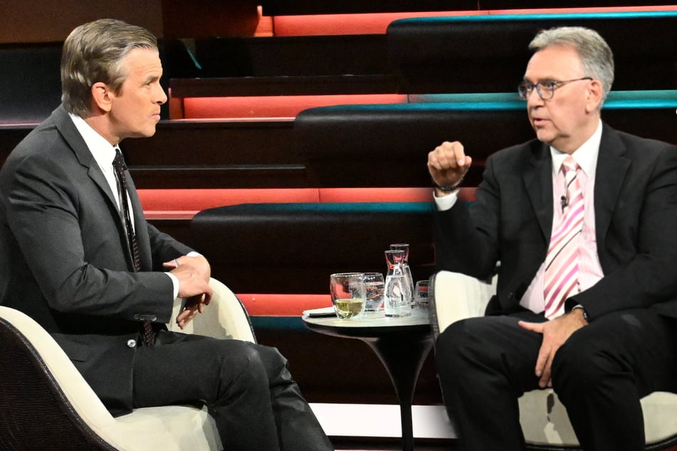 Am Mittwochabend wollte Markus Lanz (57, l.) den Begriff "Best-Case-Szenario" mit dem Autor Frank Umbach (63) klären.