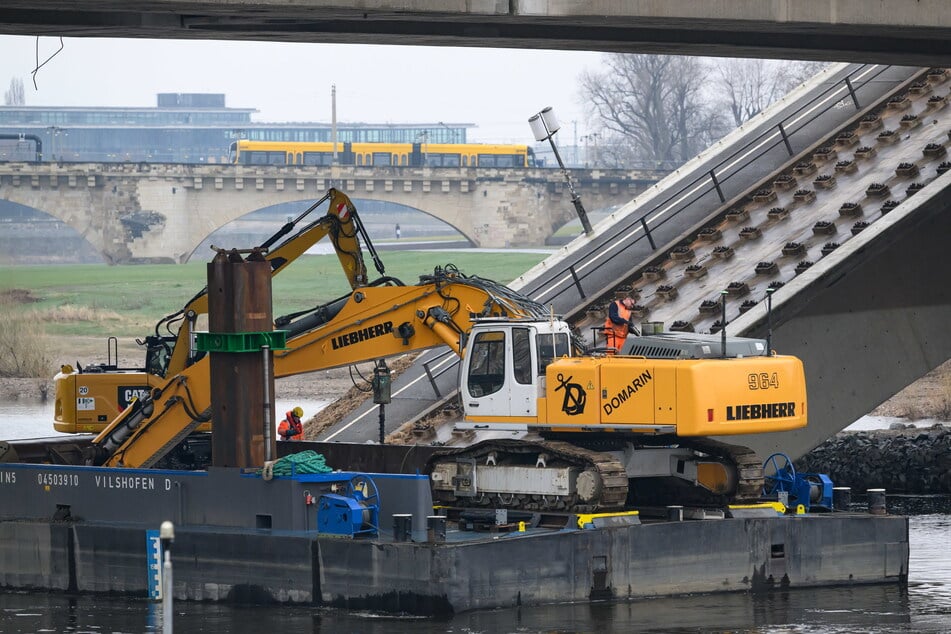 Zwei Bagger bohren und schaufeln in der Fahrrinne.