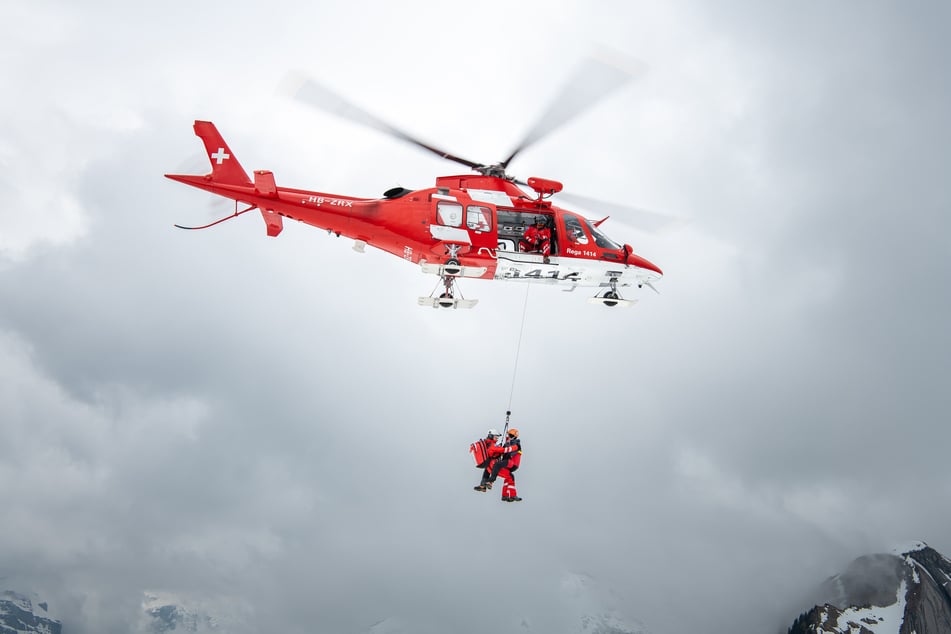 Die Schweizerische Rettungsflugwacht Rega konnte die Frau nach stundenlanger Rettungsaktion ins Tal bringen. (Symbolbild)