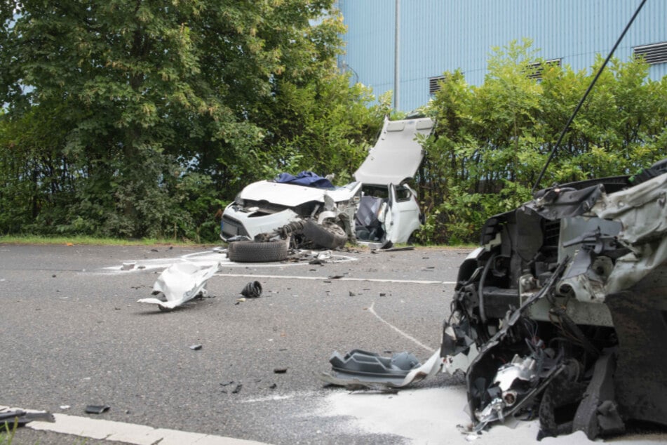 Beide Autos wurden bei dem Frontalcrash vollständig beschädigt und teilweise zerfetzt.