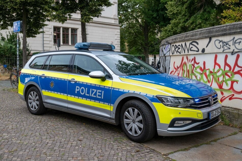 Die Polizei eilte zum Ort des Geschehens und suchte die Schule ab. Inzwischen hieß es, dass nichts festgestellt wurde.