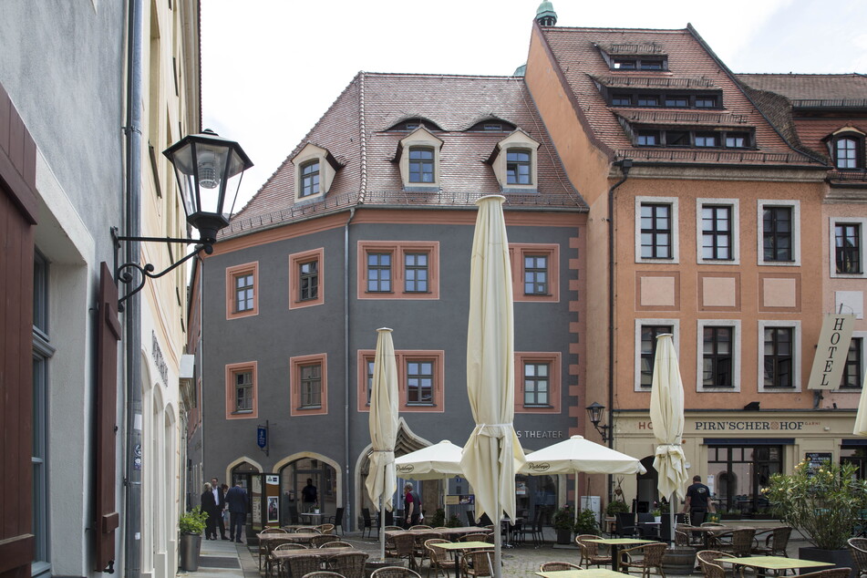 Das 500 Jahre alte Baumeisterhaus in Pirna hat schon viele Bewohner erlebt - viele haben ihre Spuren hinterlassen.