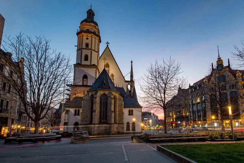 Abendrot leuchtet hinter der Thomaskirche in Leipzig.