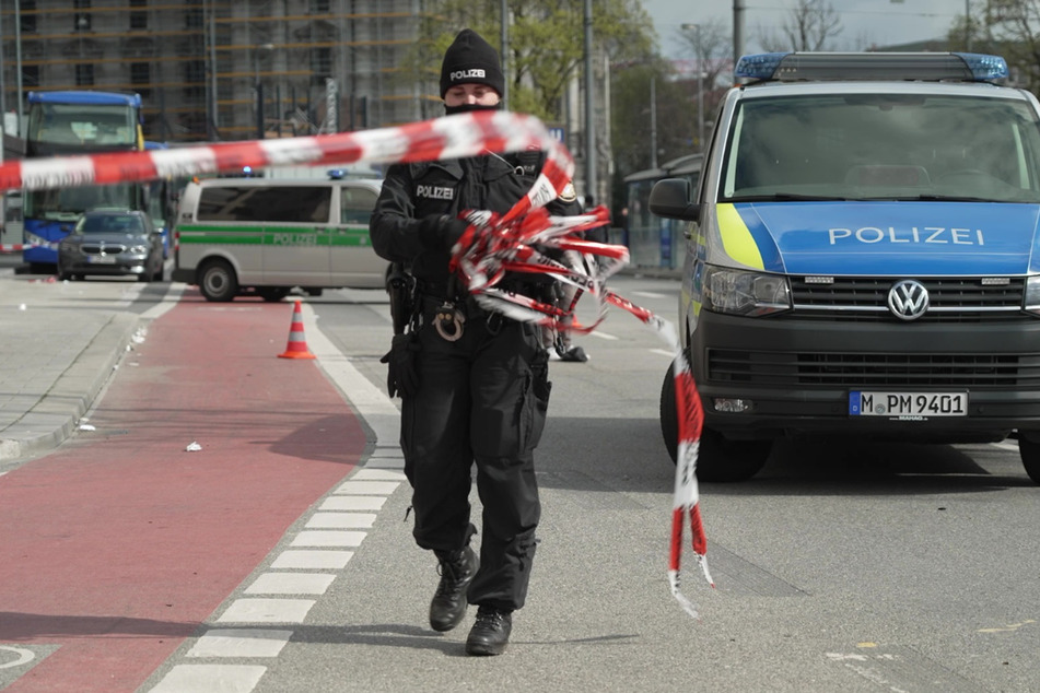 Eine Polizistin sperrt den Tatort am Münchner Stachus ab.