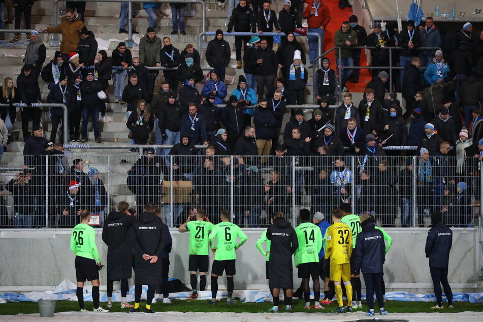 Schon während der Partie in Erfurt stellten die himmelblauen Fans ihre Unterstützung ein, nach dem Debakel mussten die Spieler Rede und Antwort stehen.
