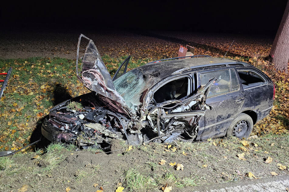 Auch der Skoda des Unfallverursachers (36) wurde völlig zerstört. Er kam umgehend in ein Krankenhaus und musste notoperiert werden.