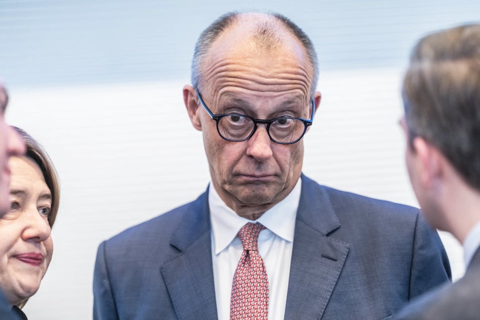Friedrich Merz (70, CDU) hat die Tücken des Berliner Berufsverkehrs zu spüren bekommen.