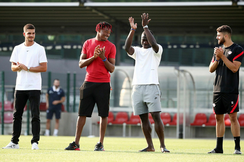Wurden vor dem Anpfiff gegen Montpellier den Zuschauern vorgestellt: RB Leipzigs Neuzugänge André Silva, Mohamed Simakan, Brian Brobbey und Josko Gvardiol (v.l.n.r.).